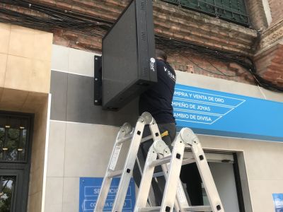 Montaje banderola led para franquicia Madrid 2