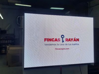 Montaje pantalla led para inmobiliaria Soto del Real Madrid 4