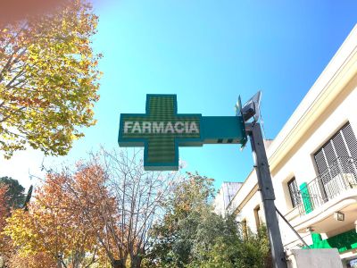 Montaje cruz de farmacia led Villamartín Cádiz 3